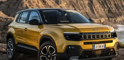 Новый полноприводный Jeep Avenger 2023 обладатель премии европейский автомобиль года