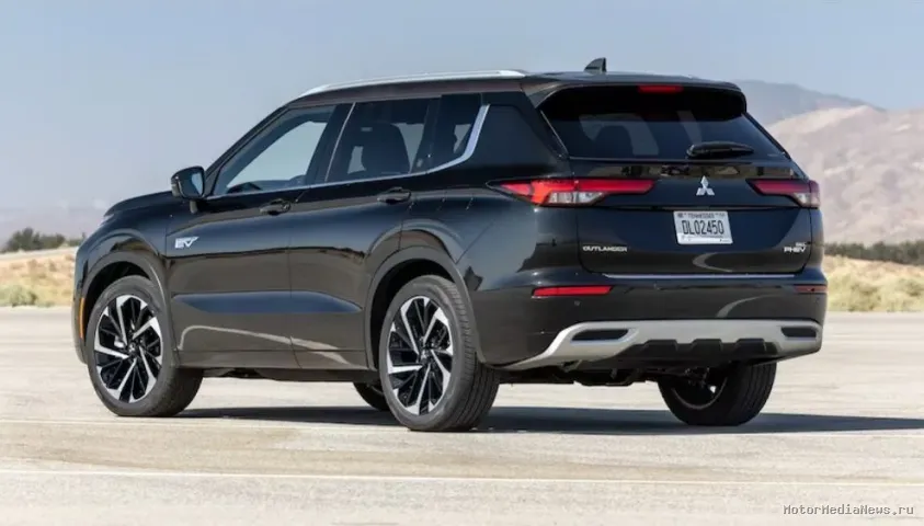 Mitsubishi Outlander PHEV 2024 вид сзади