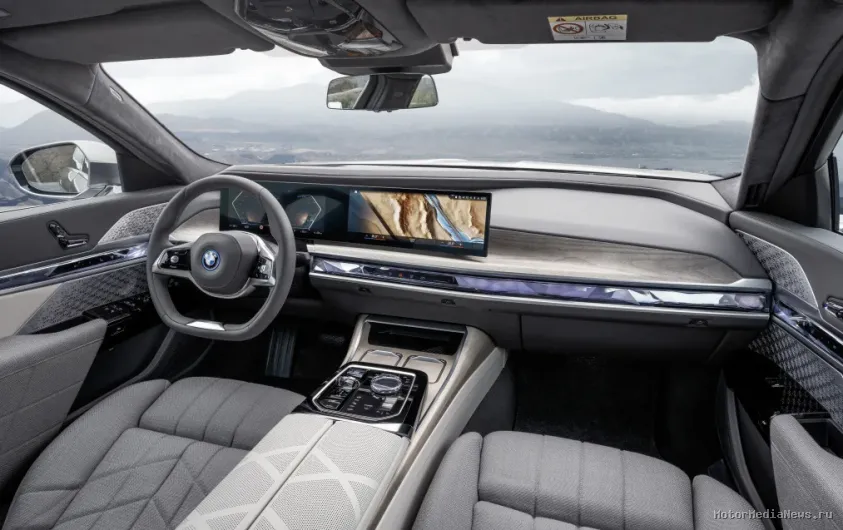 BMW i7 xDrive60 торпедо