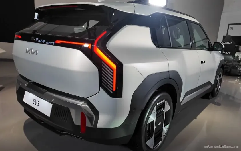 Вид сзади и колесные диски EV3 2025