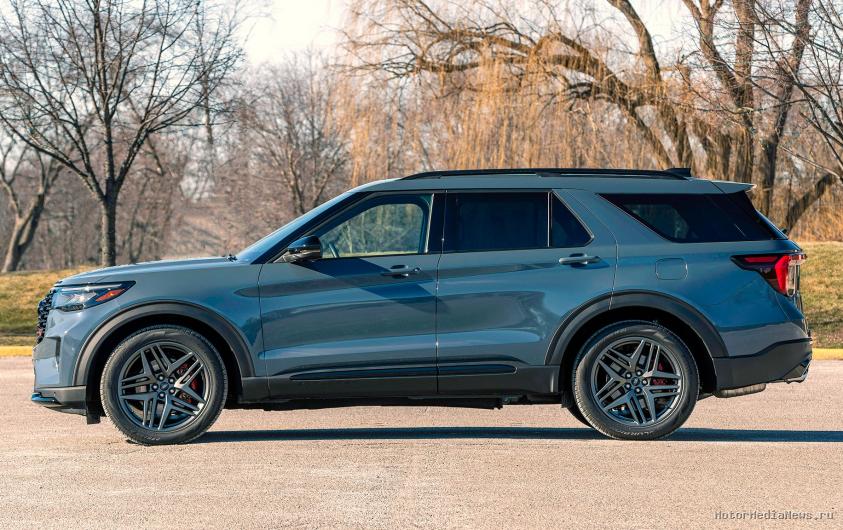 Боковая часть трехрядного Ford Explorer ST 2025