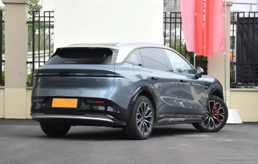 ZEEKR 7X 2024 вид сзади и просторный салон при незначительных габаритах