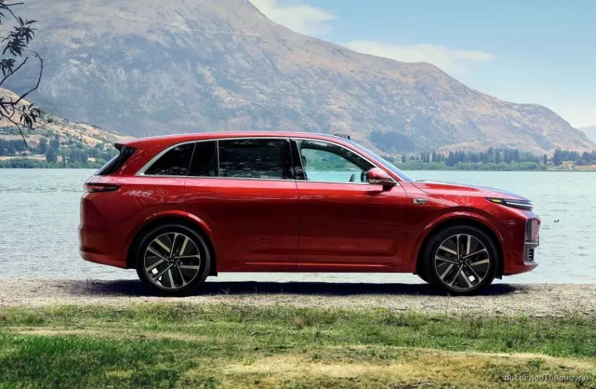 Li Auto L7  полноразмерный внедорожник вид сбоку