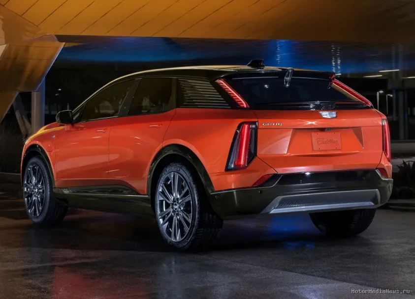 Cadillac Optiq 2024 компактный электрокроссовер вид сзади