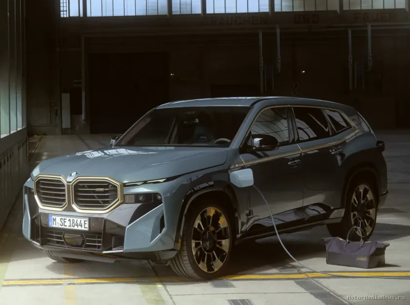 BMW XM 2023 вид спереди