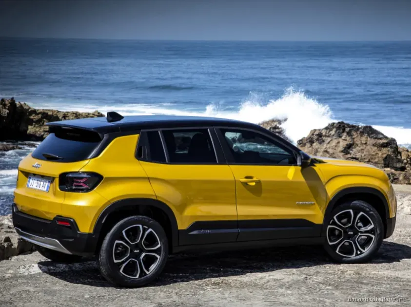 Jeep Avenger 2023 вид сбоку