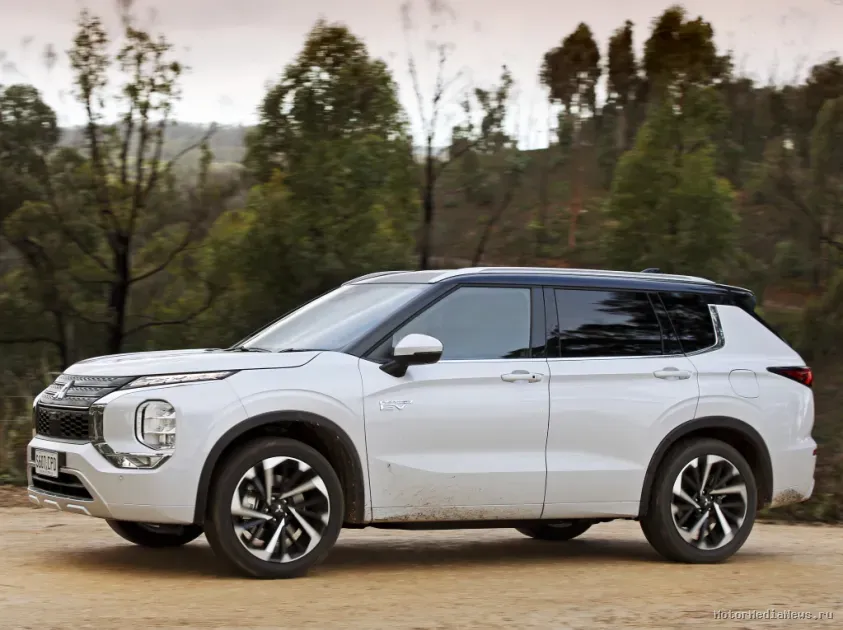 Mitsubishi Outlander 2023 вид сбоку