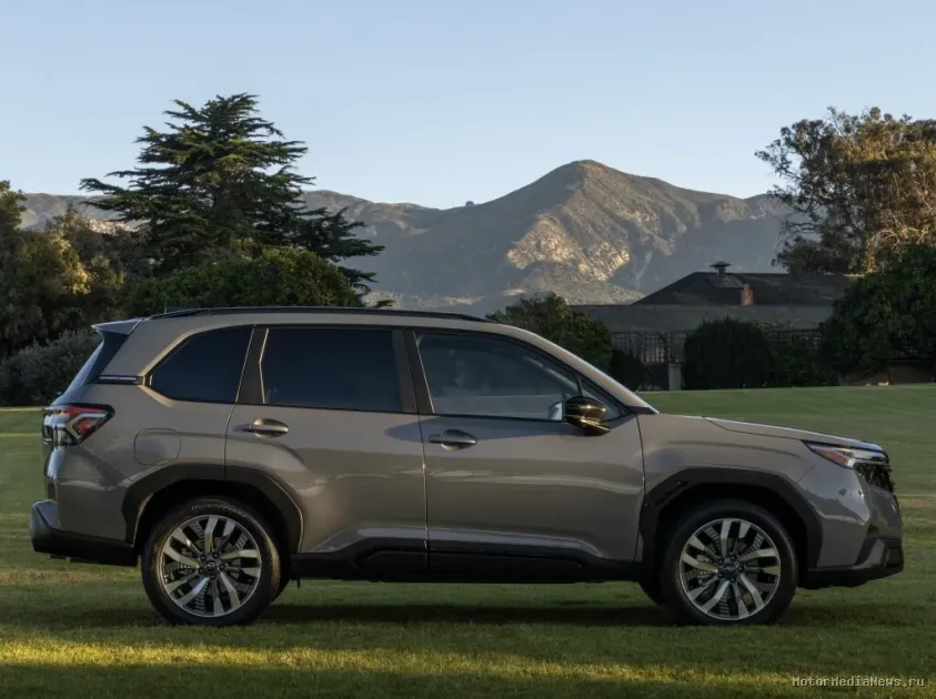 Subaru Forester 2025 версия Touring вид сбоку