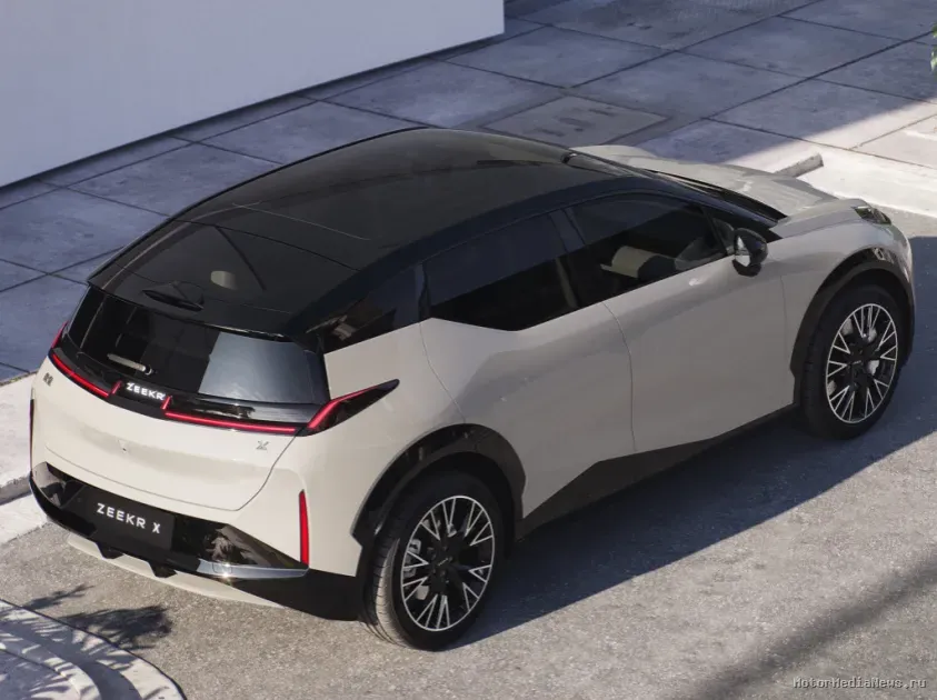Zeekr X 2023 вид сзади и панорамная крыша