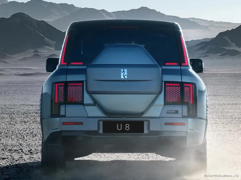 BYD Yangwang U8 мощностью 1100 лошадиных сил вид сзади