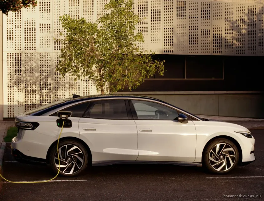 Вид сбоку Volkswagen ID.7 зарядка