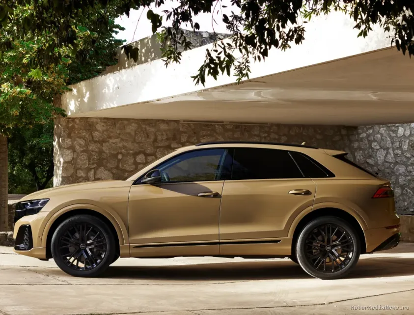 Audi Q8 S line 2023 вид сбоку