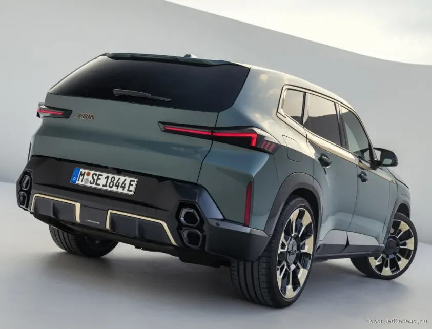 BMW XM 2023 вид сзади