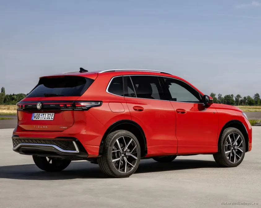 Volkswagen Tiguan 2024 вид сзади и сбоку R-Line